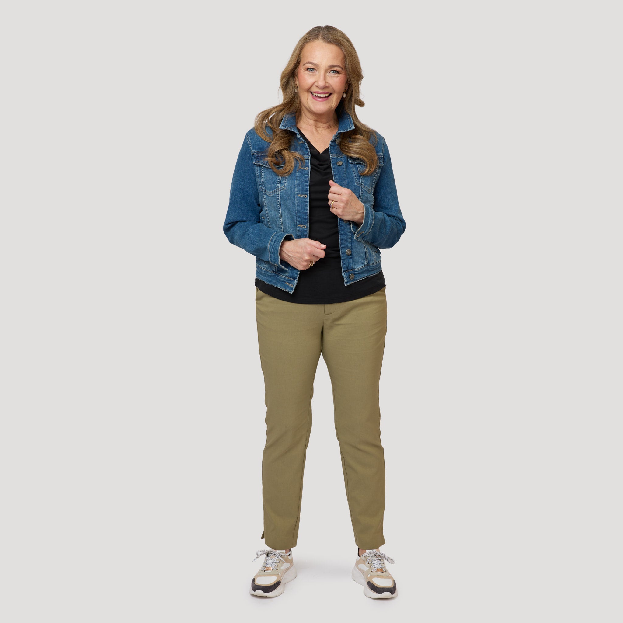 Vihreät savukehousut farkkutakin kanssa