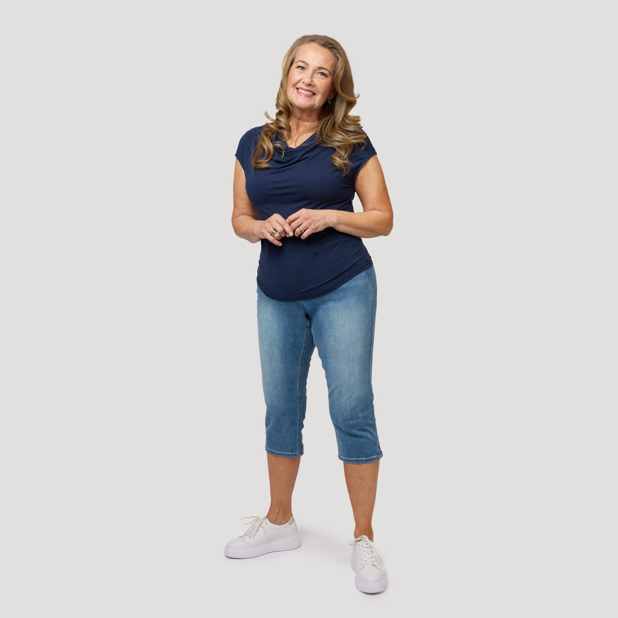 Mörkblå topp med till capribyxor i denim