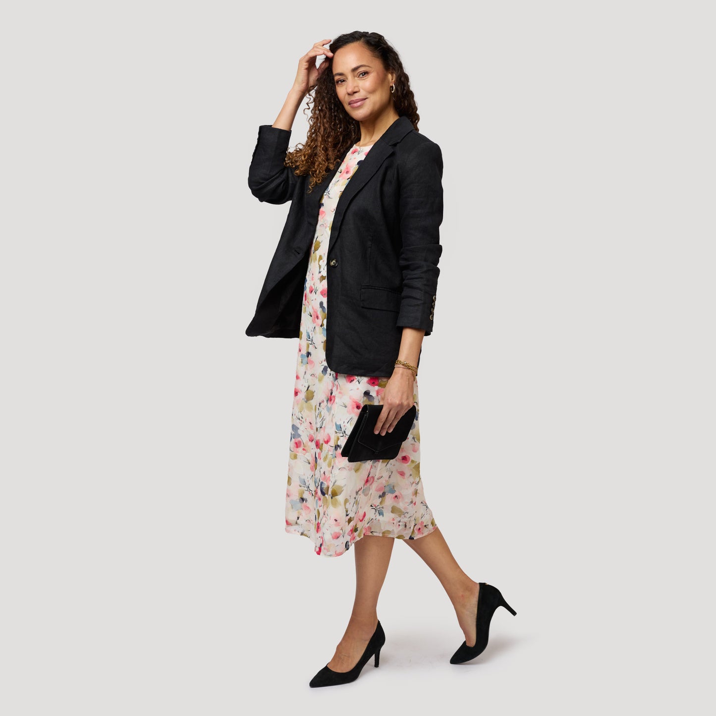 Musta pellavableiseri ihastuttavan mekon päällä