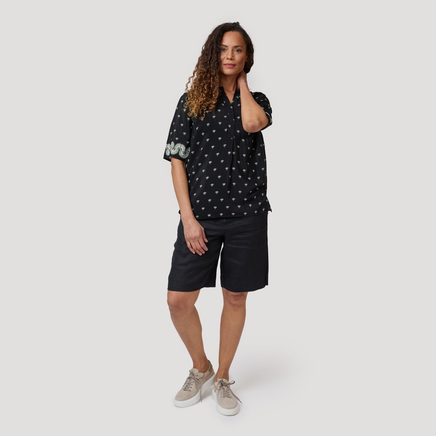 Svartmönstrad blus till linneshorts