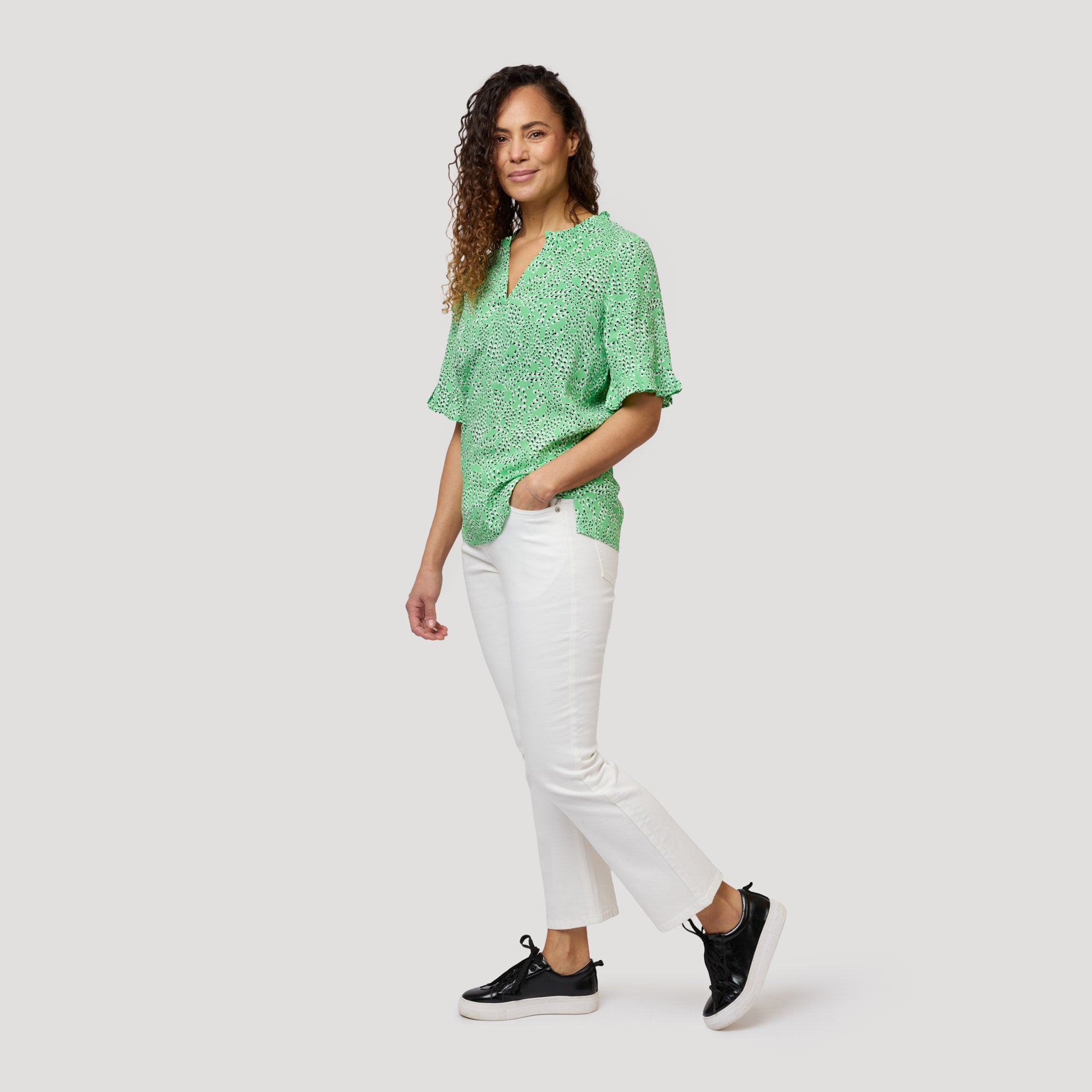 Ihastuttavan vihreä pusero valkoisten farkkujen kanssa