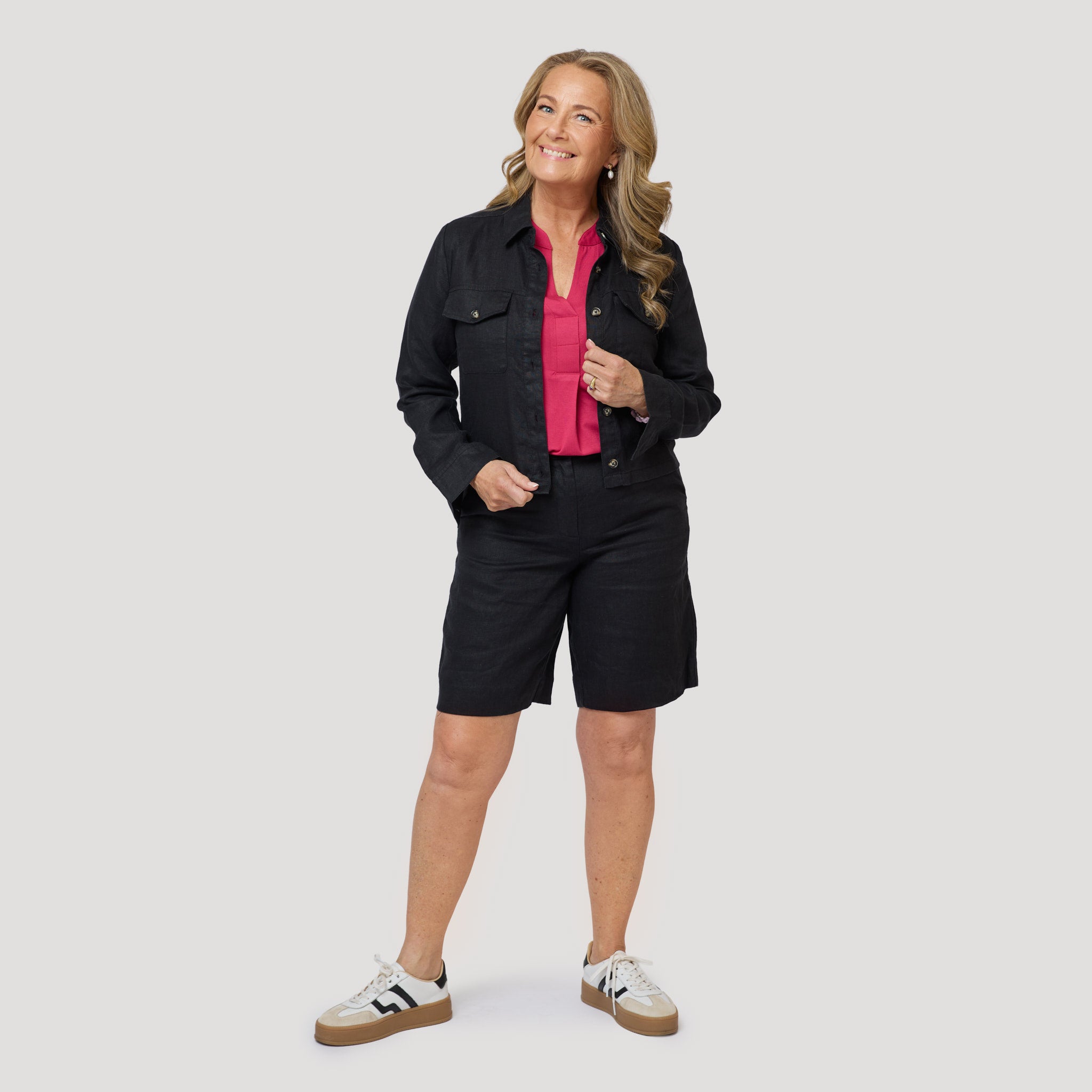 Mustat pellavavaatteet vadelmanpunaisen topin kanssa