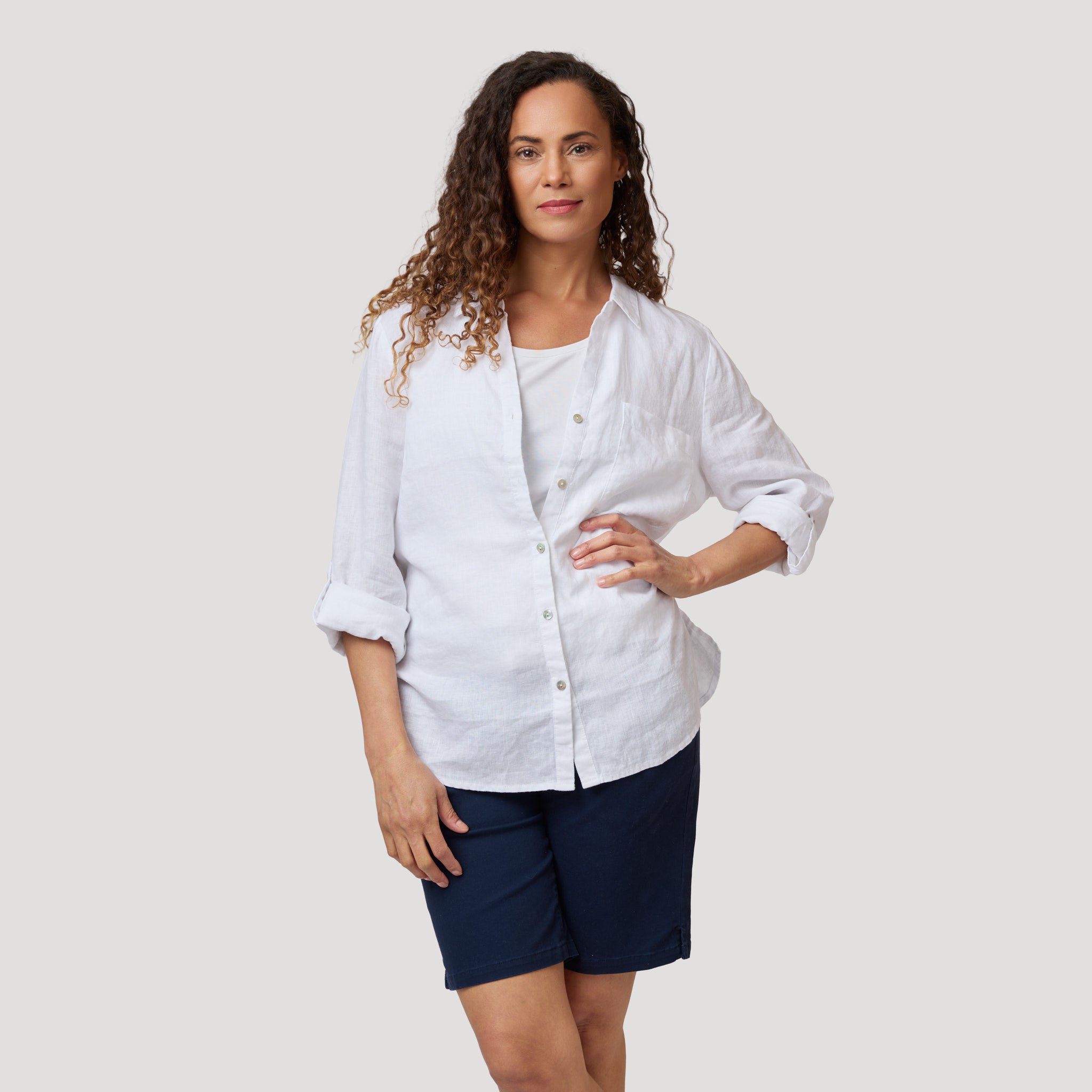 Liidunvalkoinen tummansinisten cityshortsien kanssa