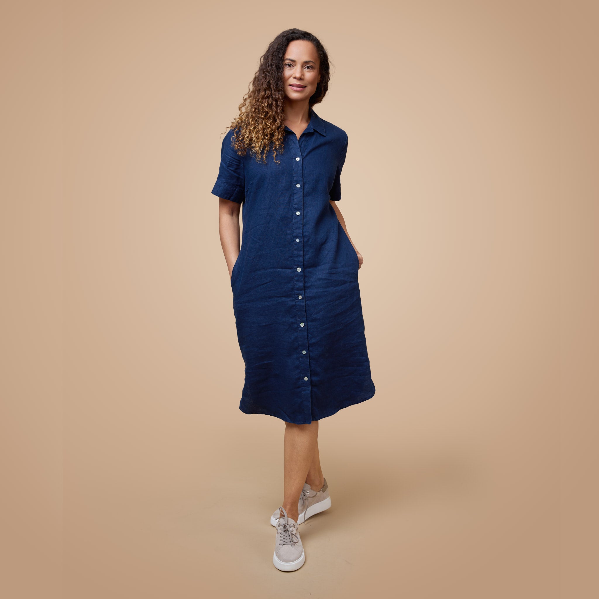 Mörkblå linneklänning