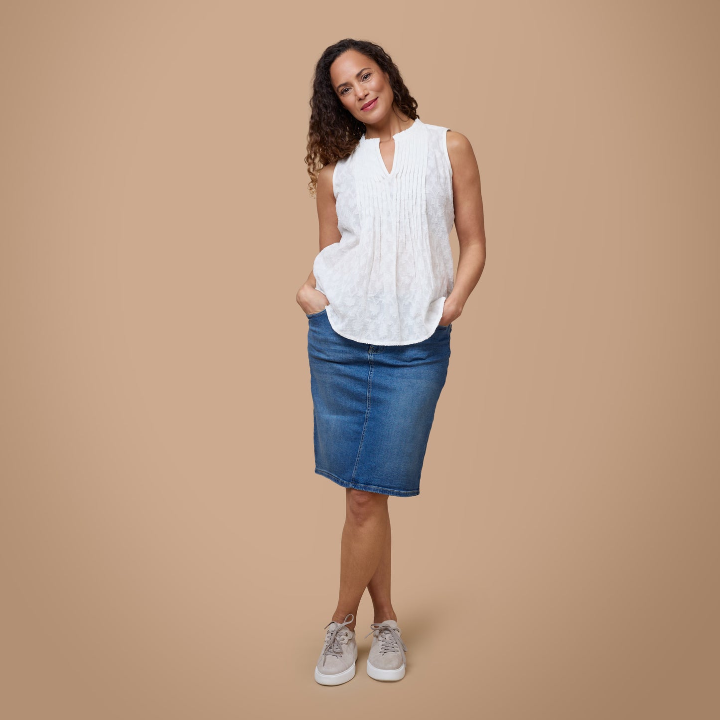 Vacker blus till kjol i denim