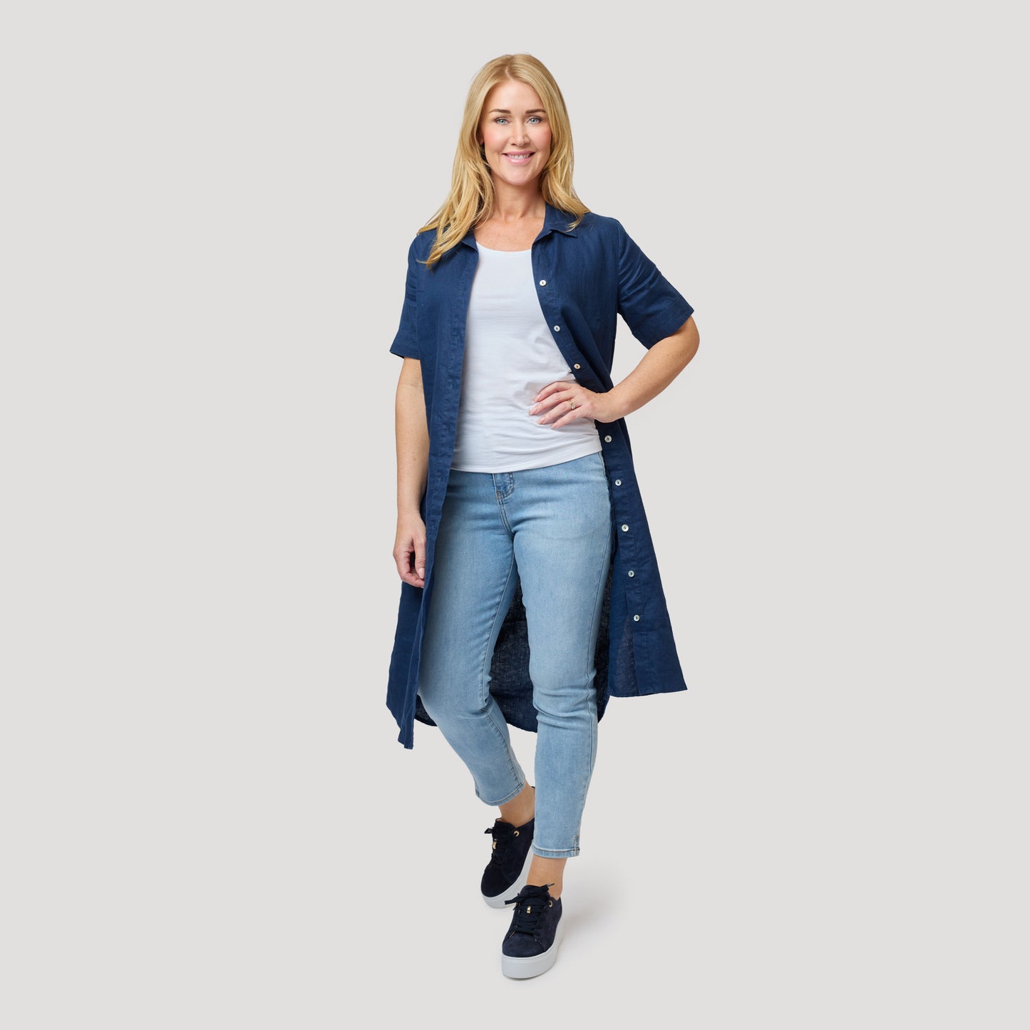 Öppen linnekläning till ljusa jeans