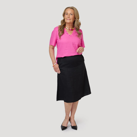 Rosa linneblus till svart linnekjol