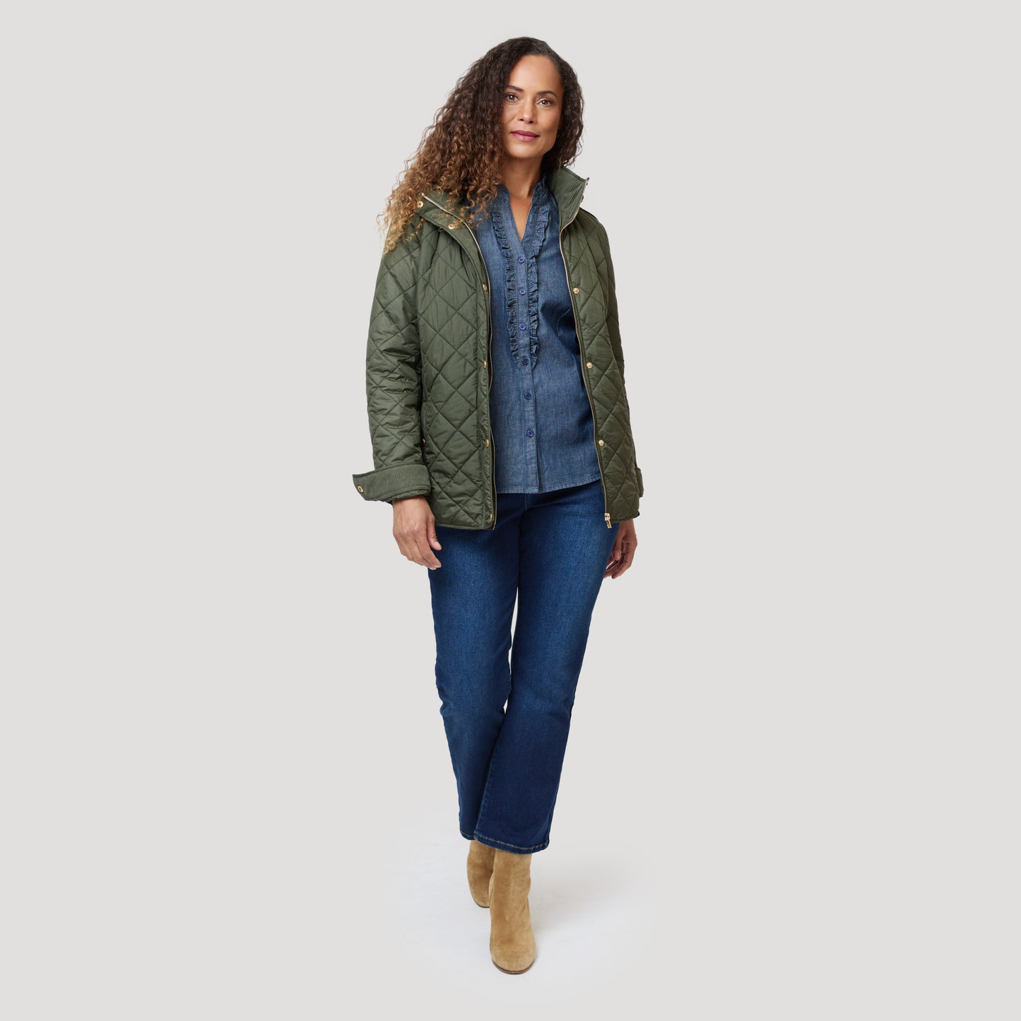 Quiltad mörkgrön jacka över jeansblus