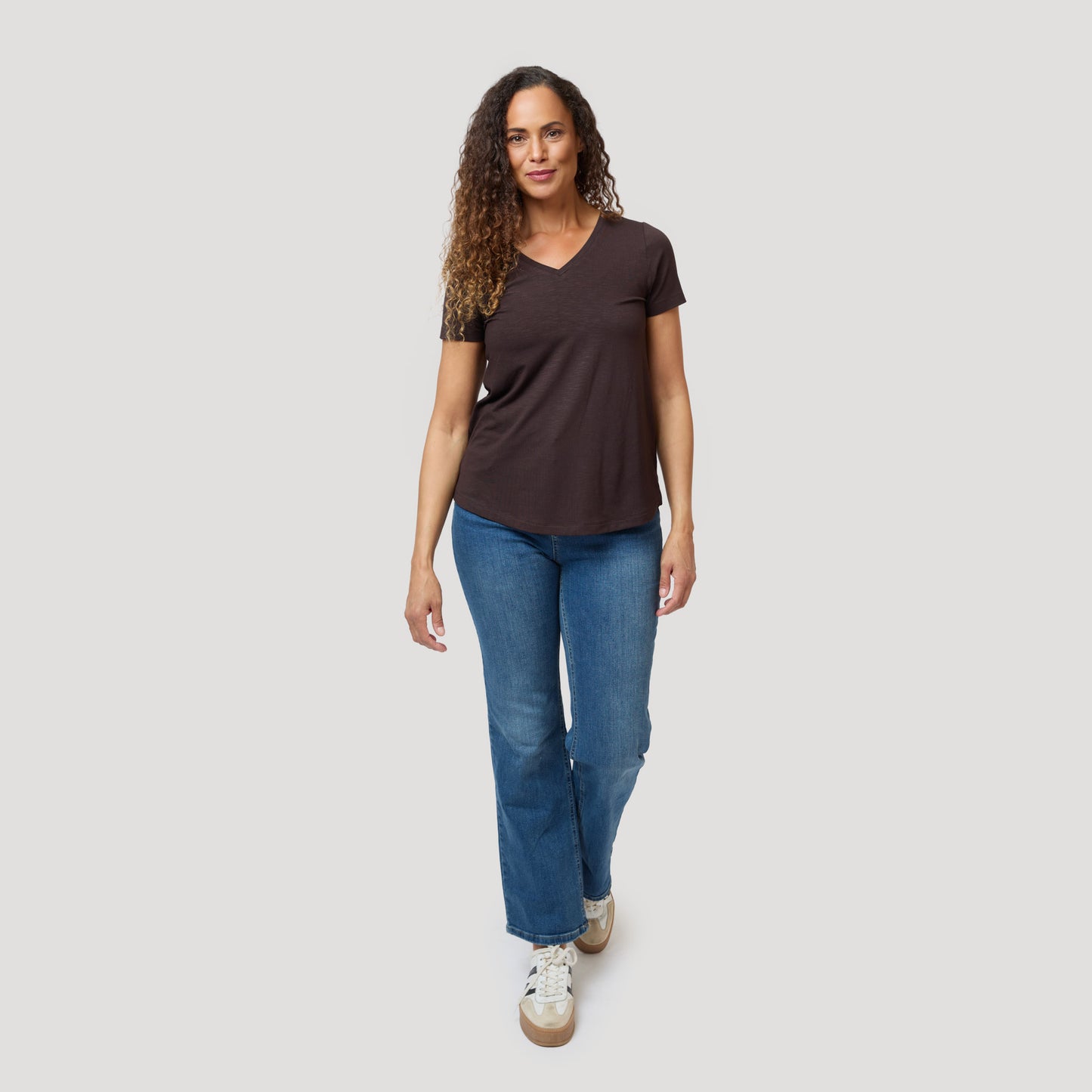 Brun topp till mellanblåa jeans