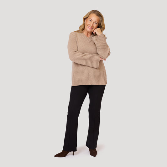Beige villapaita bootcut-mallisten trikoohousujen kanssa