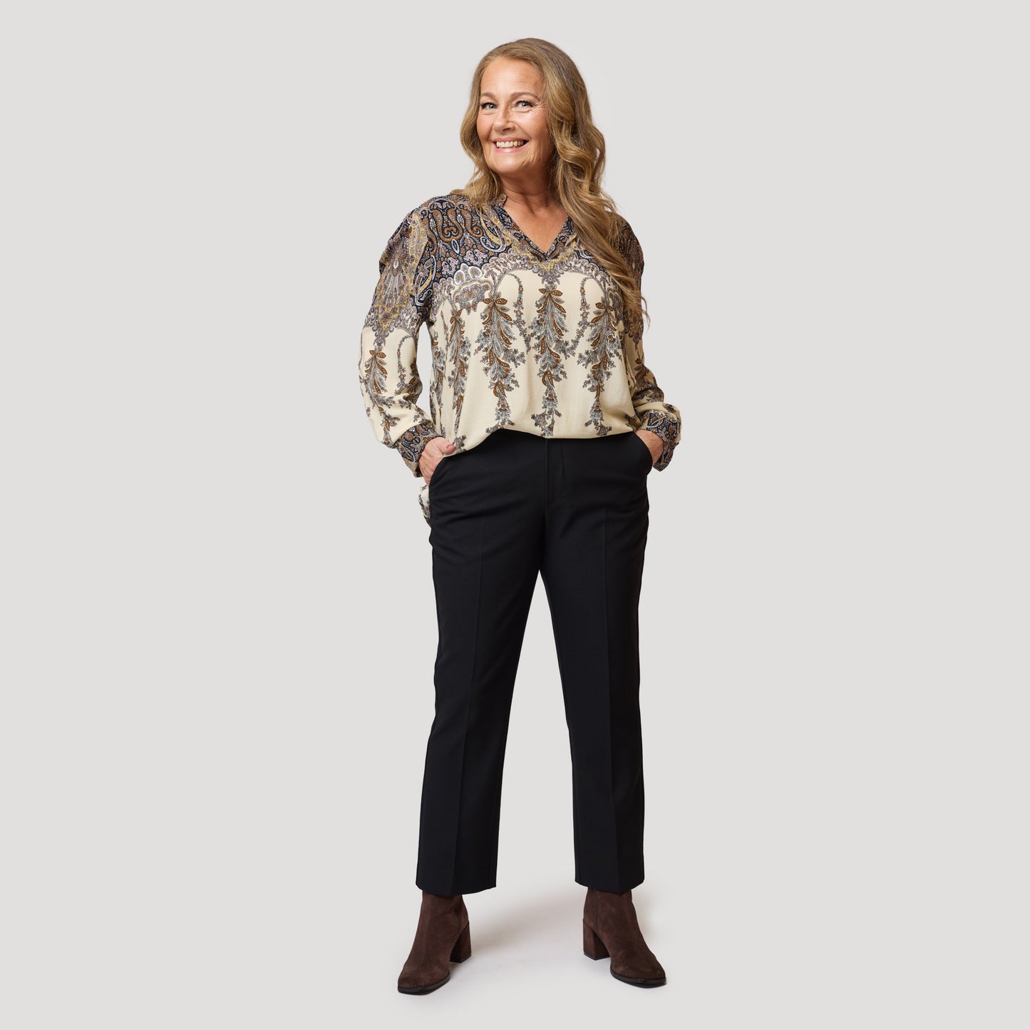 Blus i paisley till mörkblåa kostymbyxor