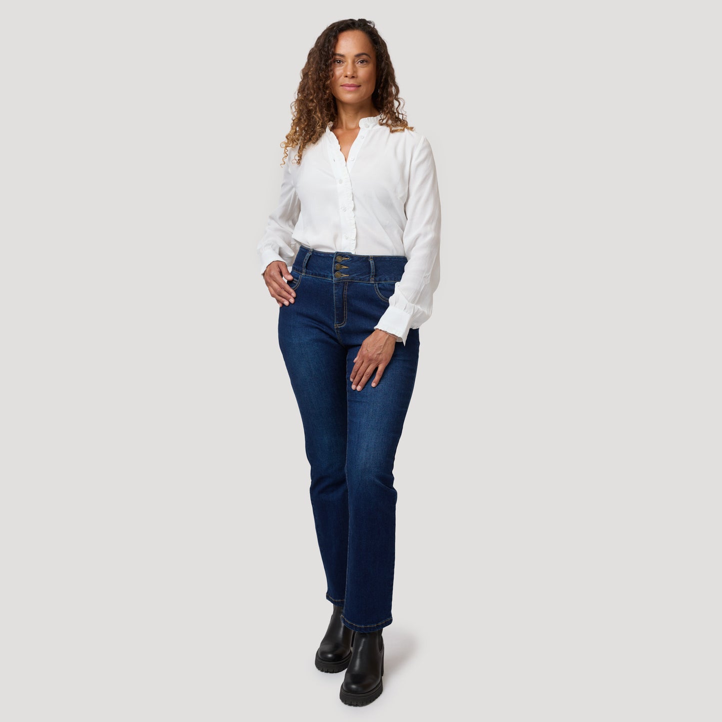 Vit blus till jeans med bred linning