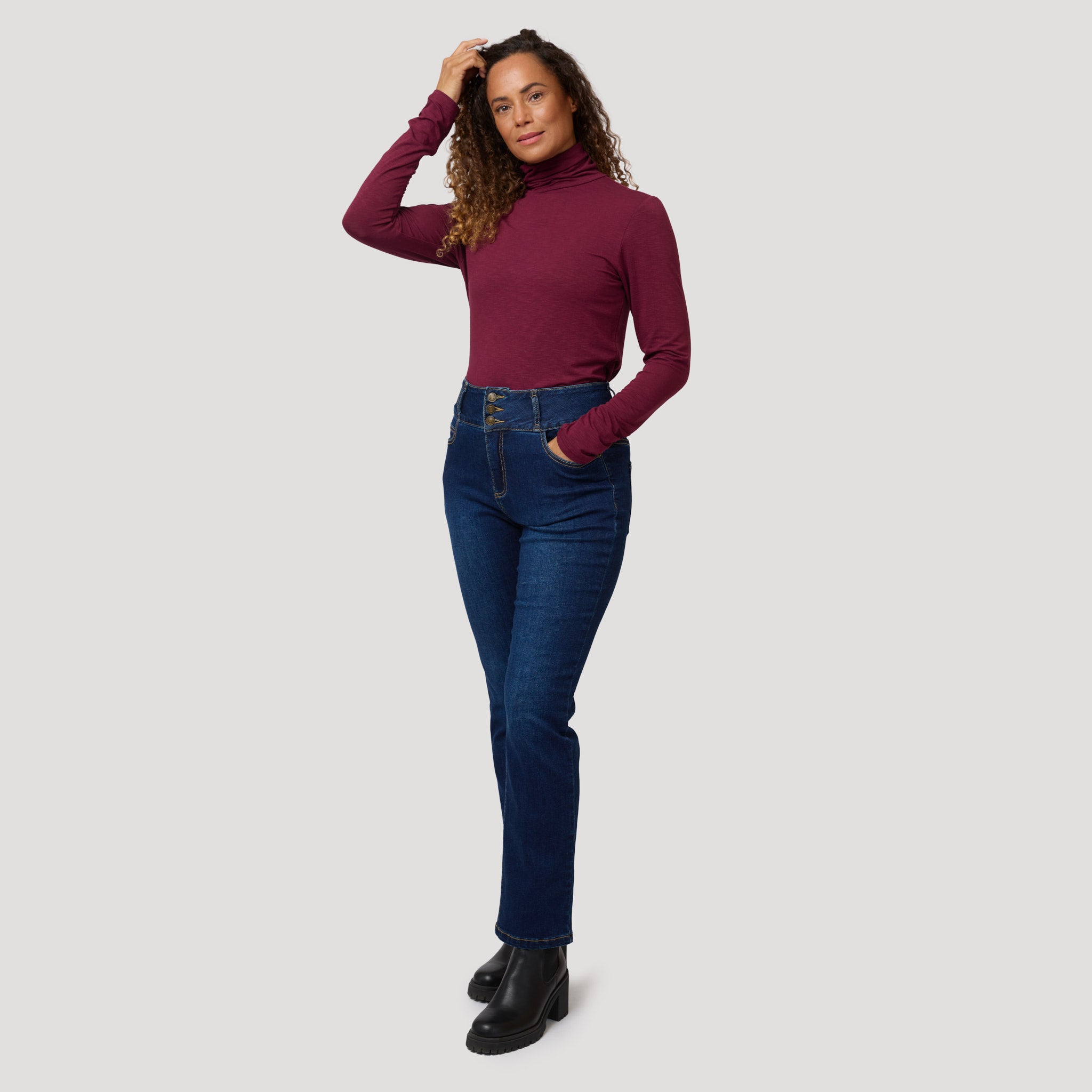 Tunn polotröja i vinrött till sköna jeans