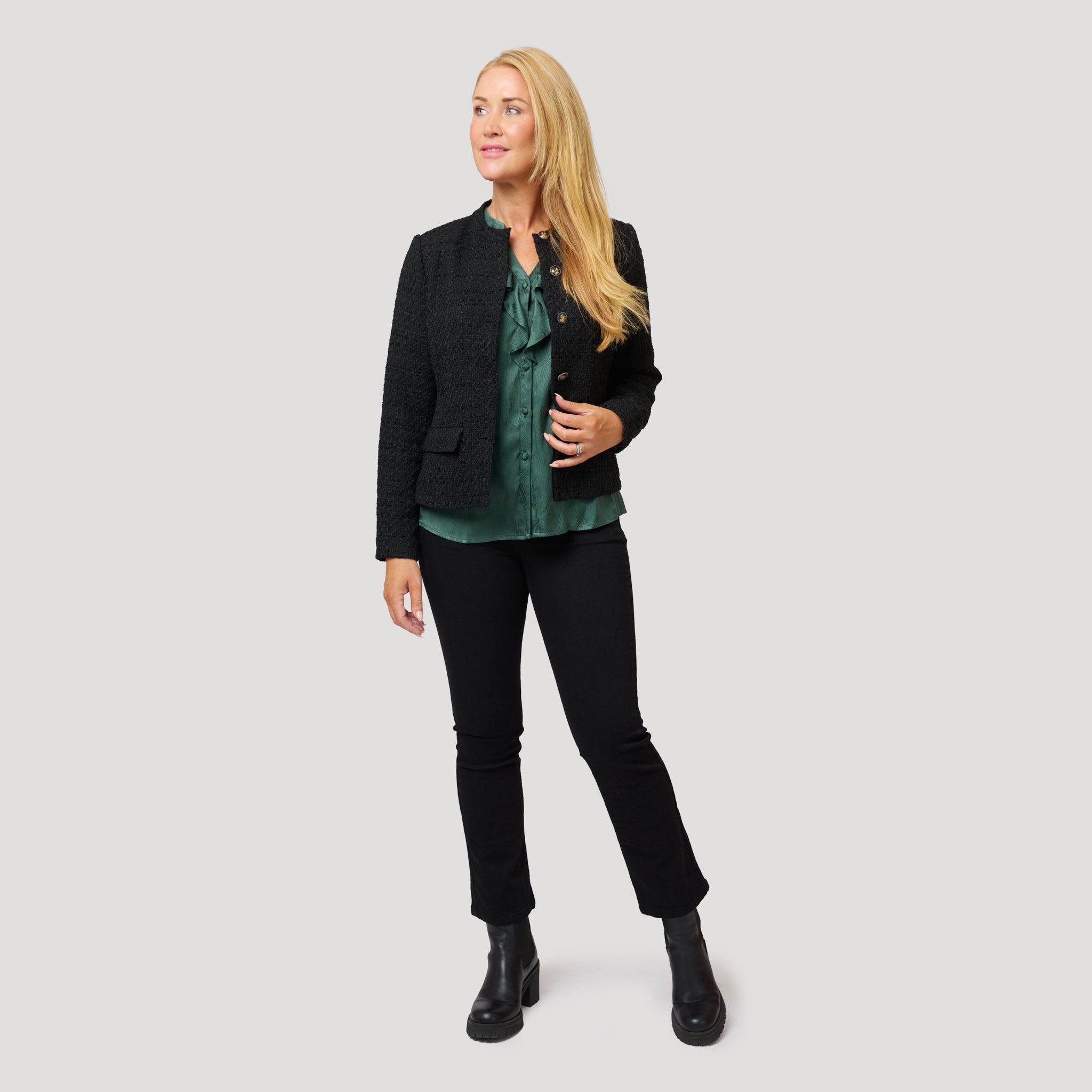 Svart till grön blus med volang