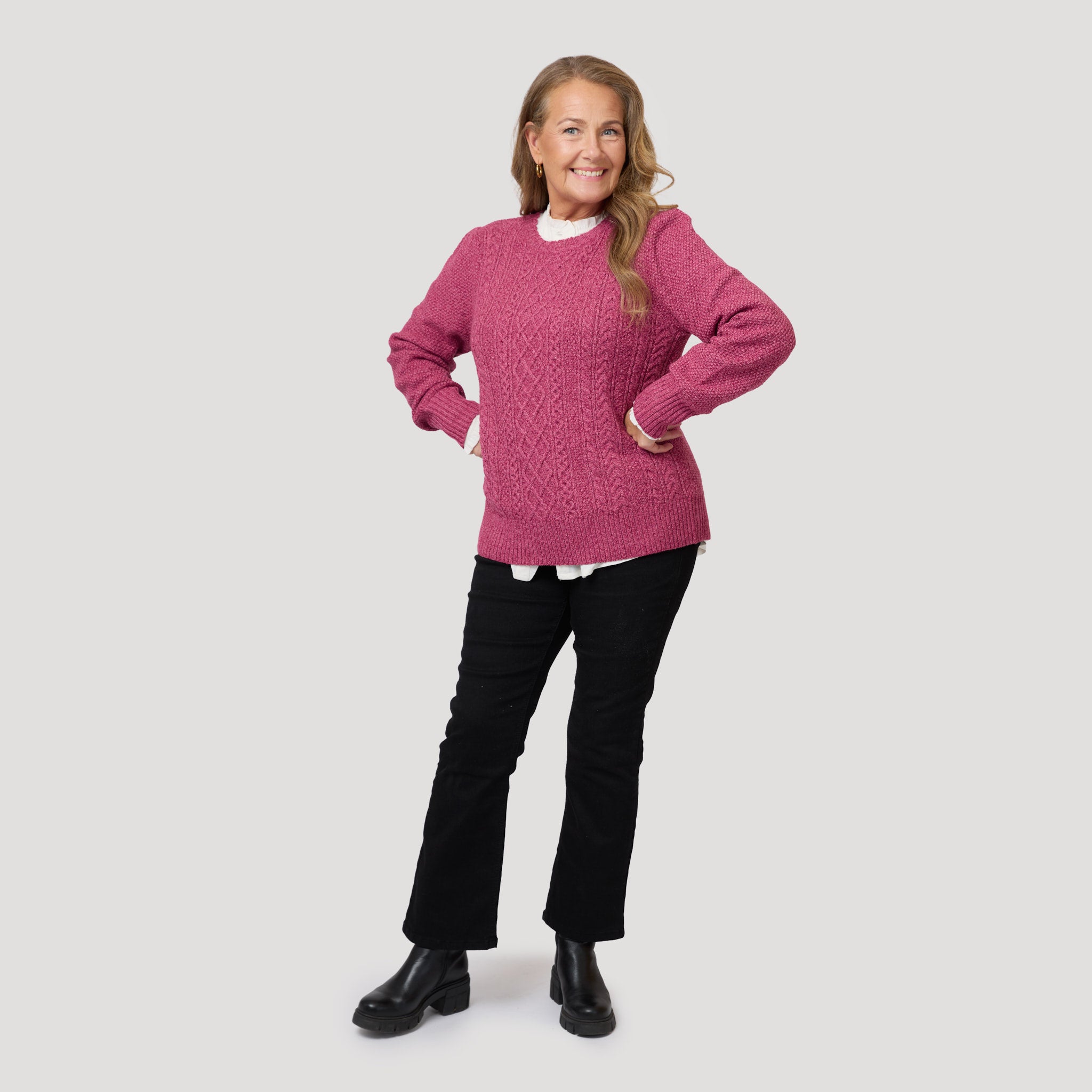Rosa kabelstickad tröja till svarta jeans