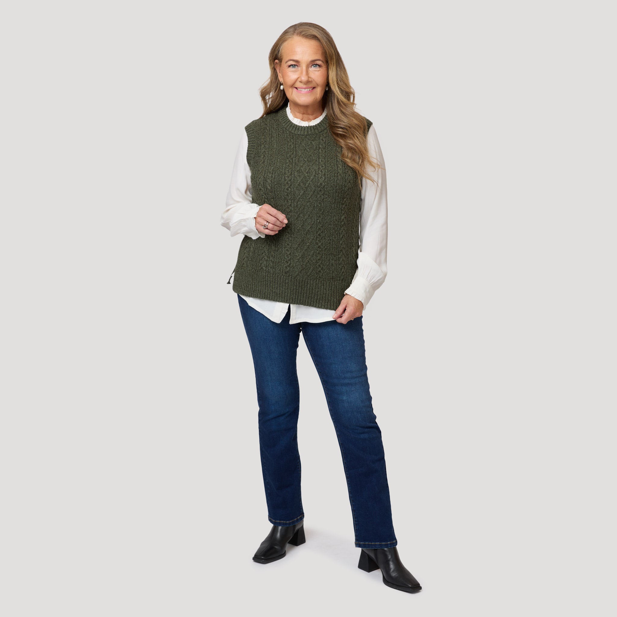 Grön kabelstickad väst till mörkblåa jeans