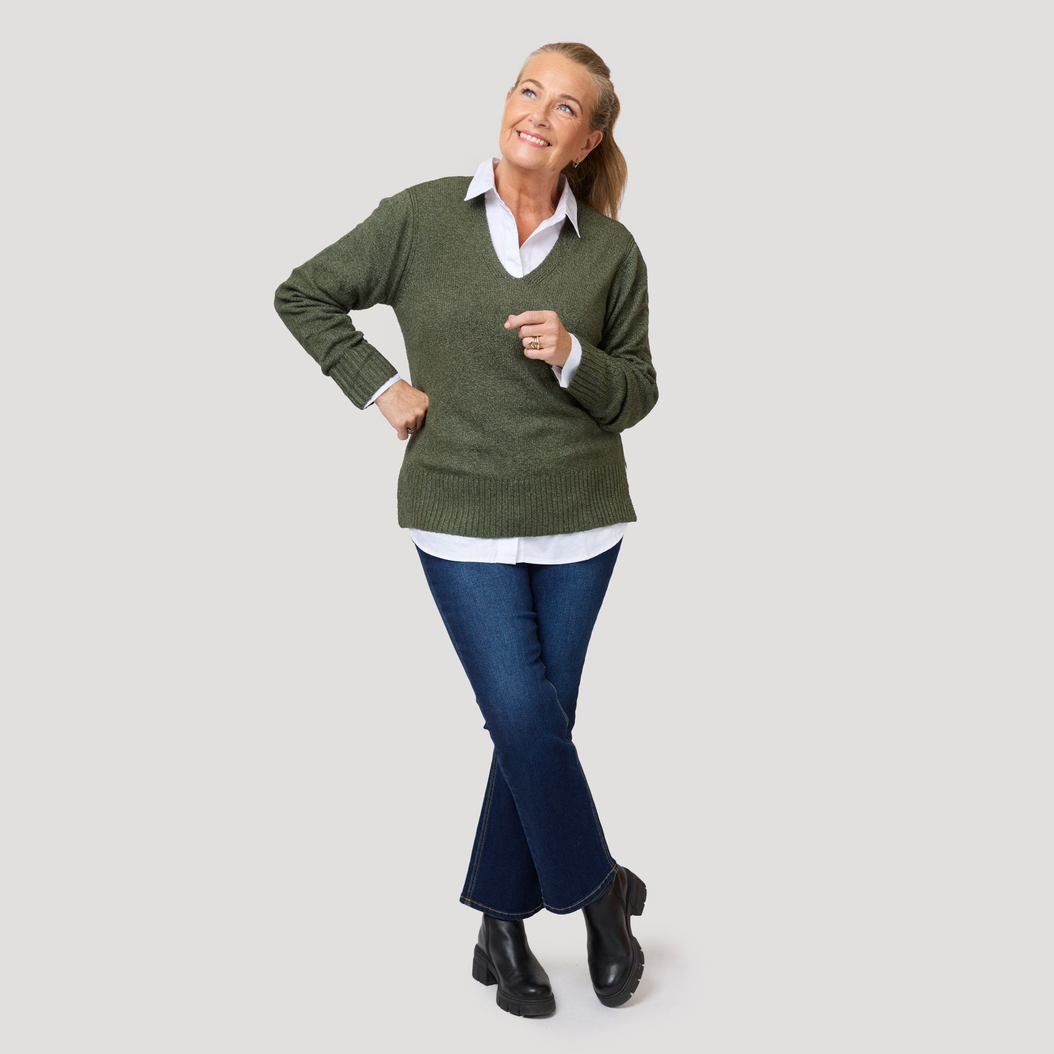 Vit skjorta under grön v-ringad tröja