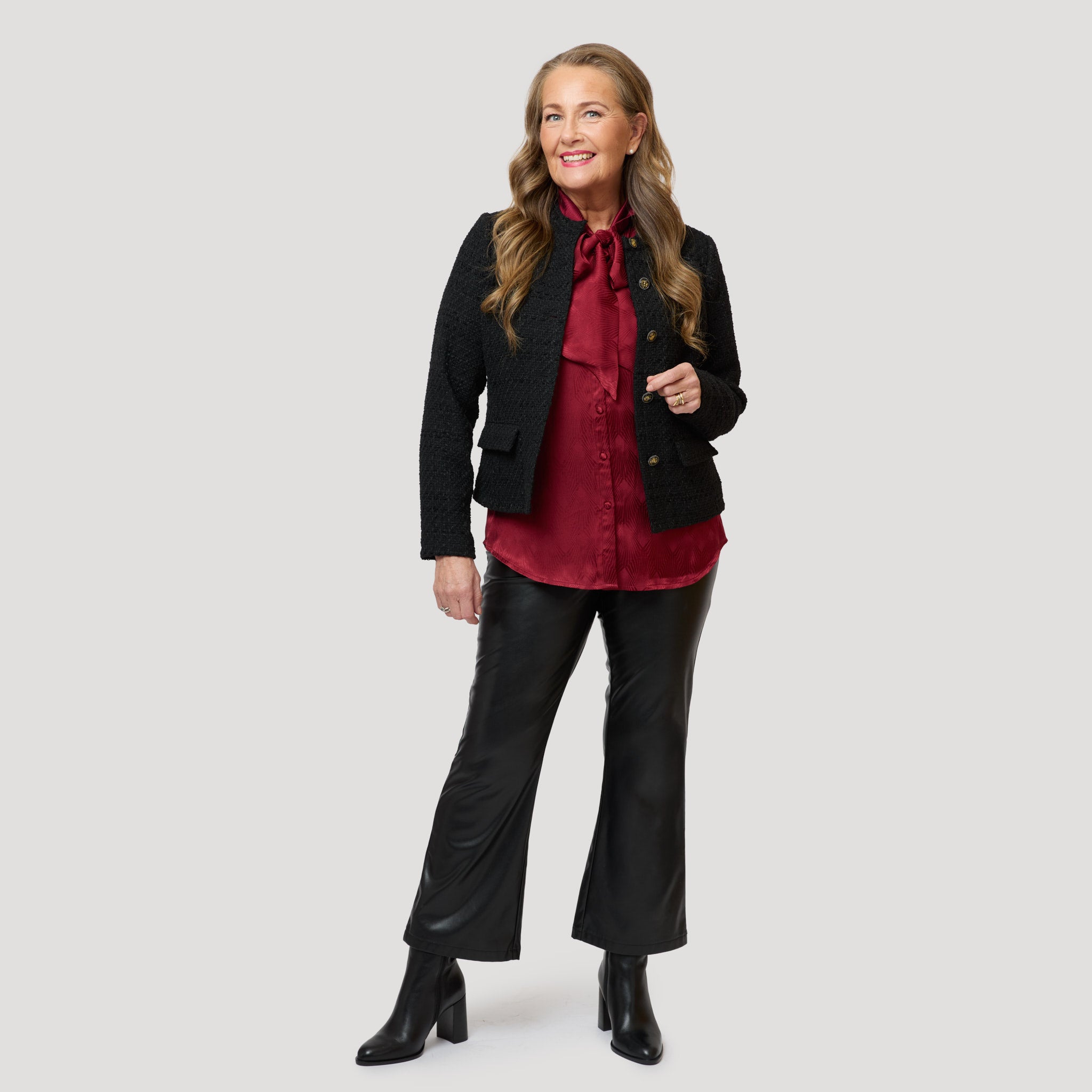 Tummanpunainen solmupusero ja bouclé-takki