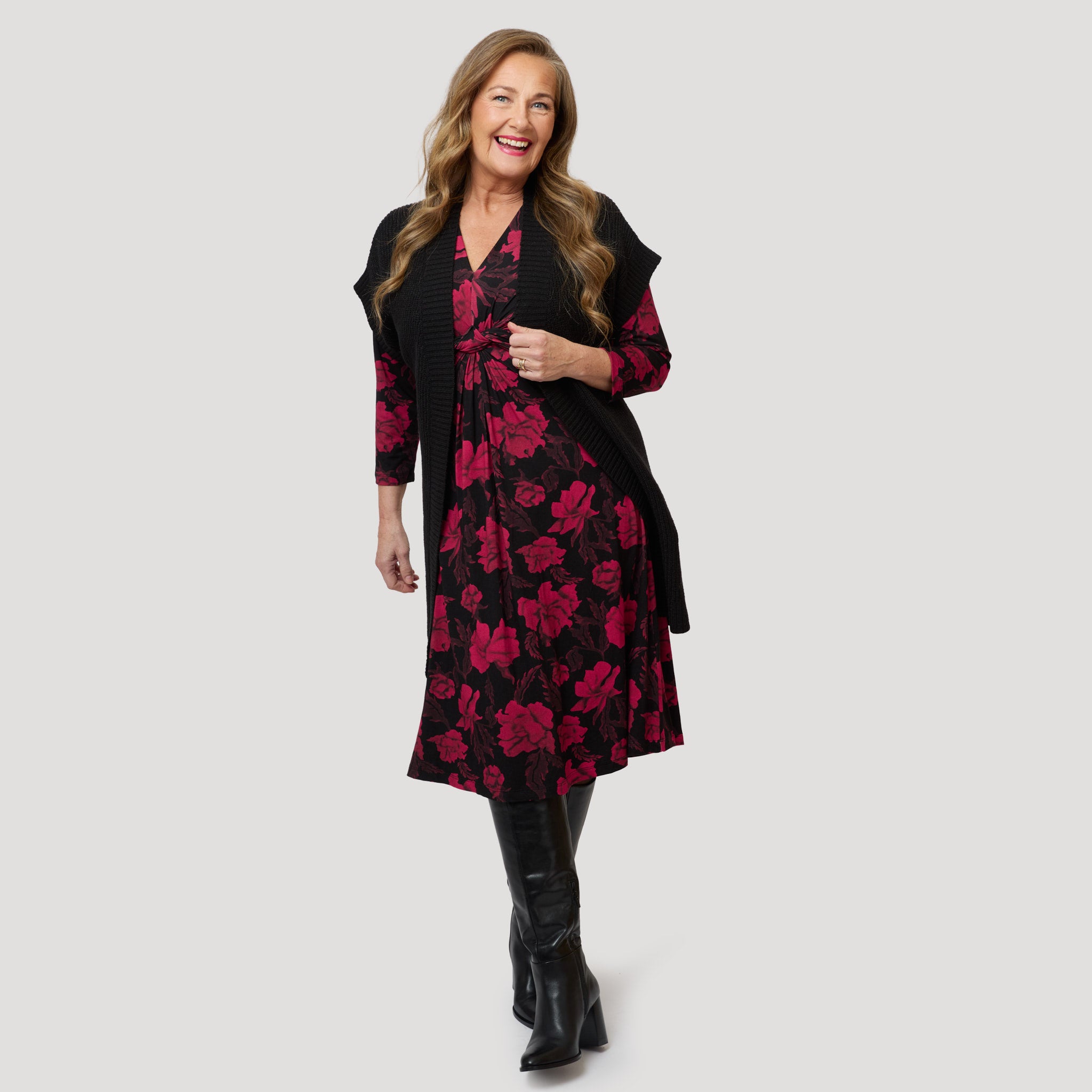 Musta kukkamekko punaisin kuvioin