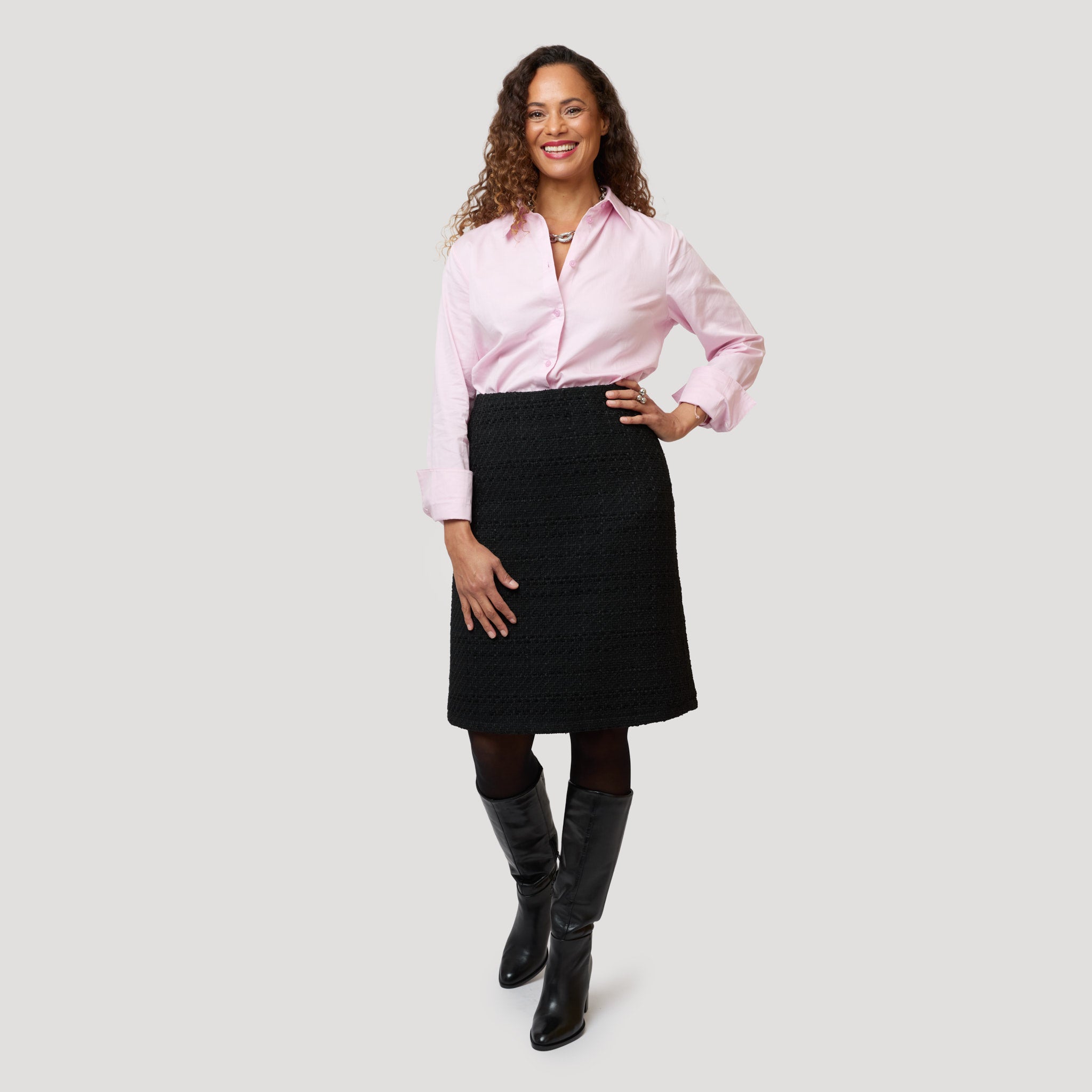 Rosa skjorta till svart kjol