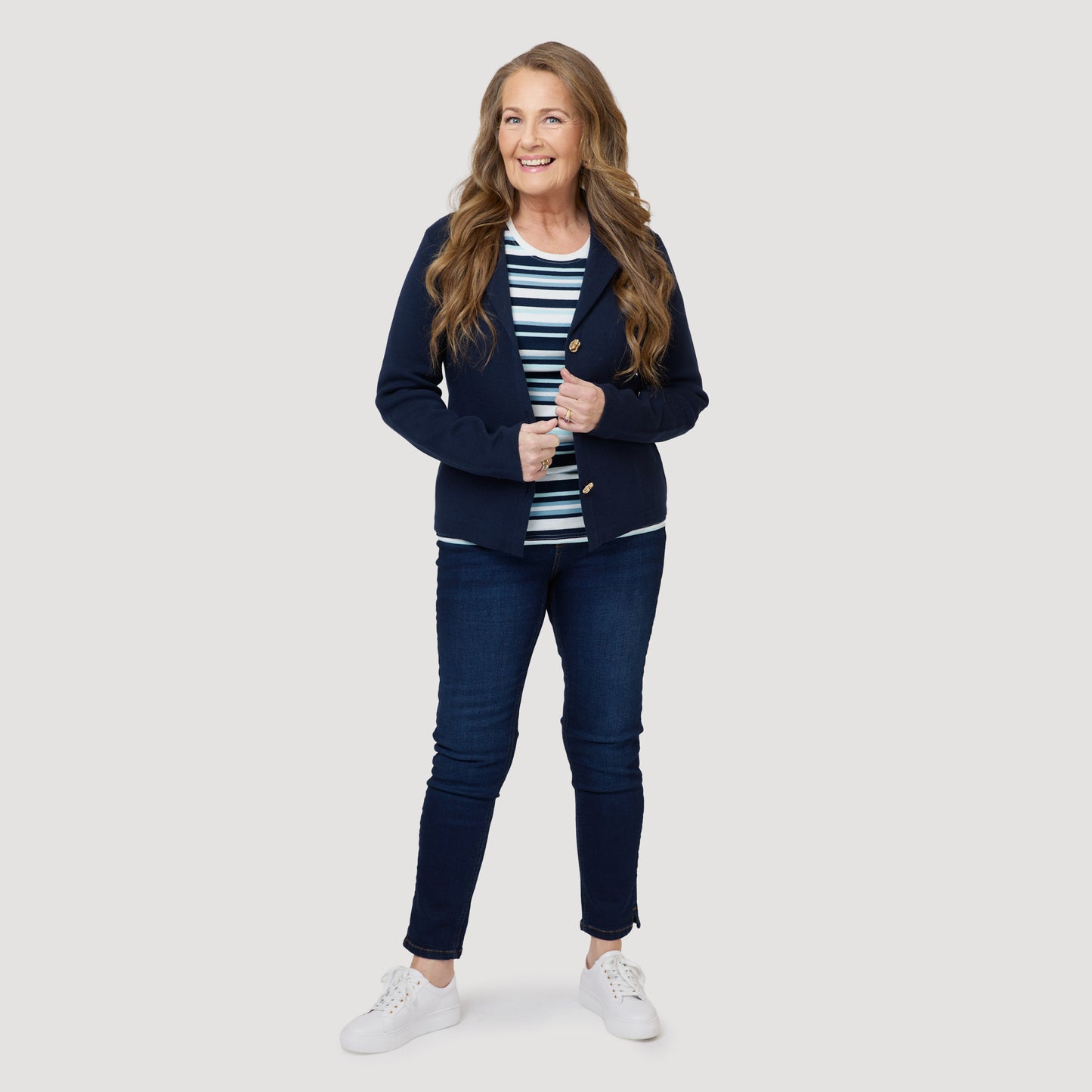 Stickad mörkblå kavaj över multirandig topp