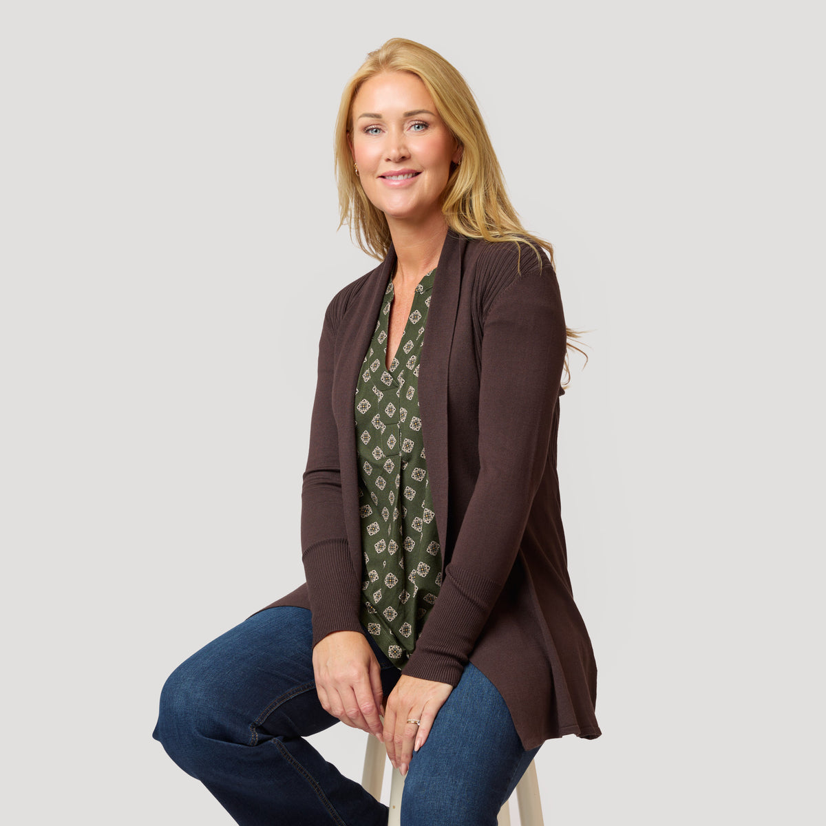 Grönmönstrad topp under brun cardigan