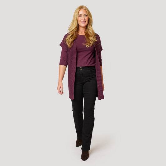 Yhteensopiva toppi ja neuletakki mustien farkkujen kanssa