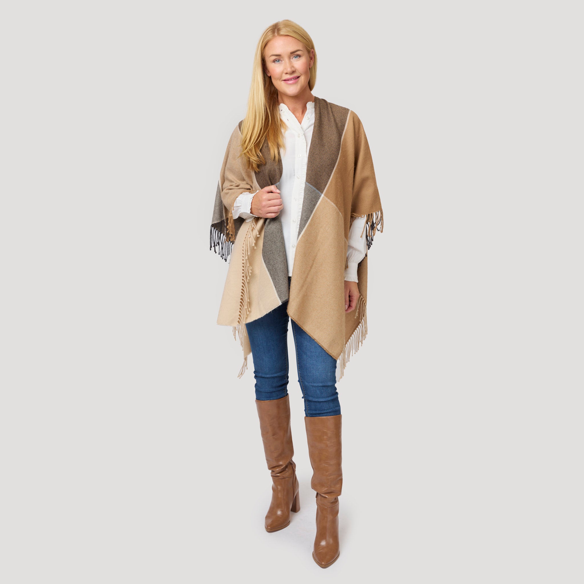 Blus med diskret volang under elegant poncho