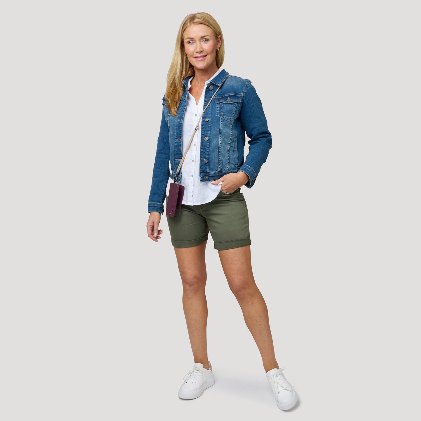 Vit skjorta med mörkgröna shorts