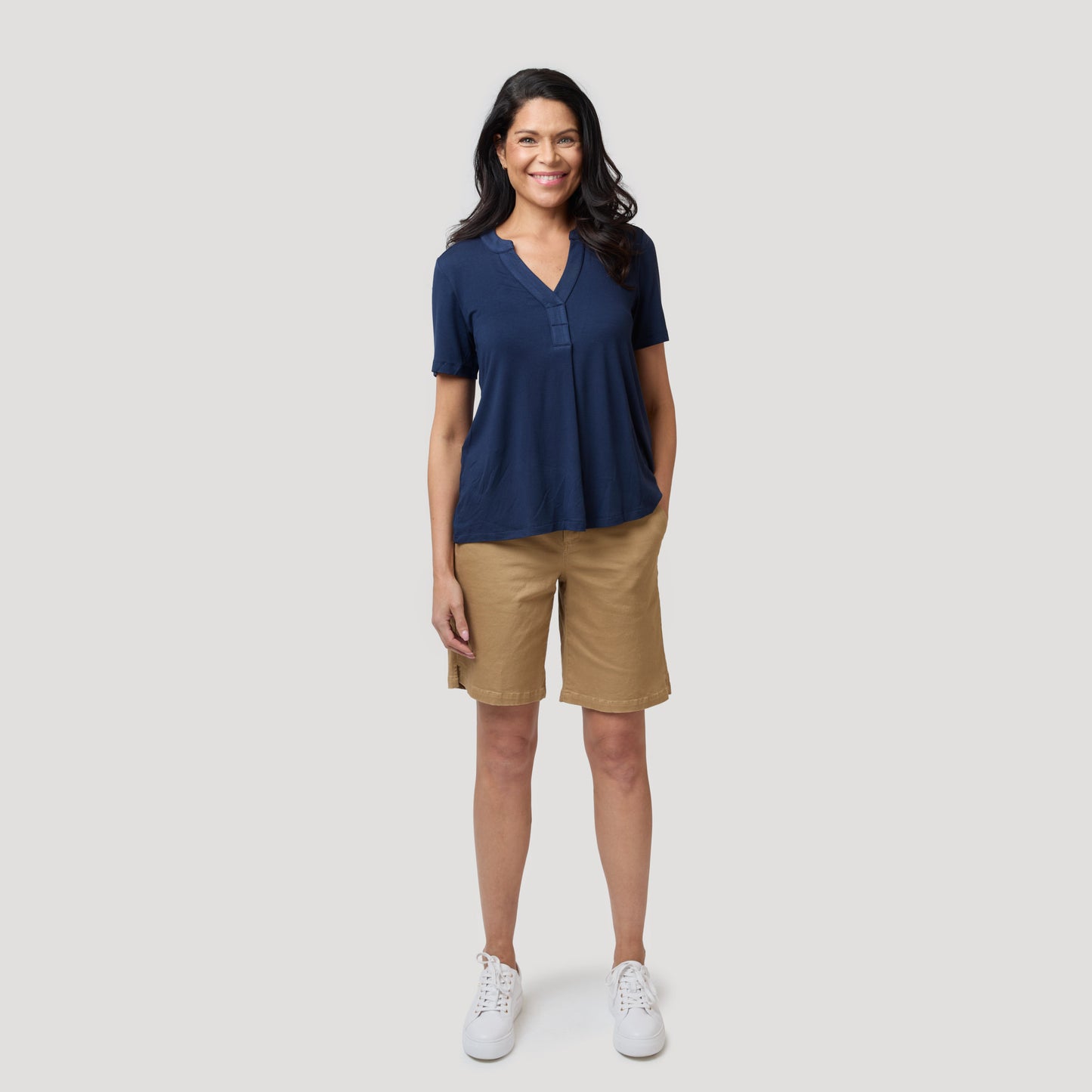 Blå topp och beiga chinosshorts