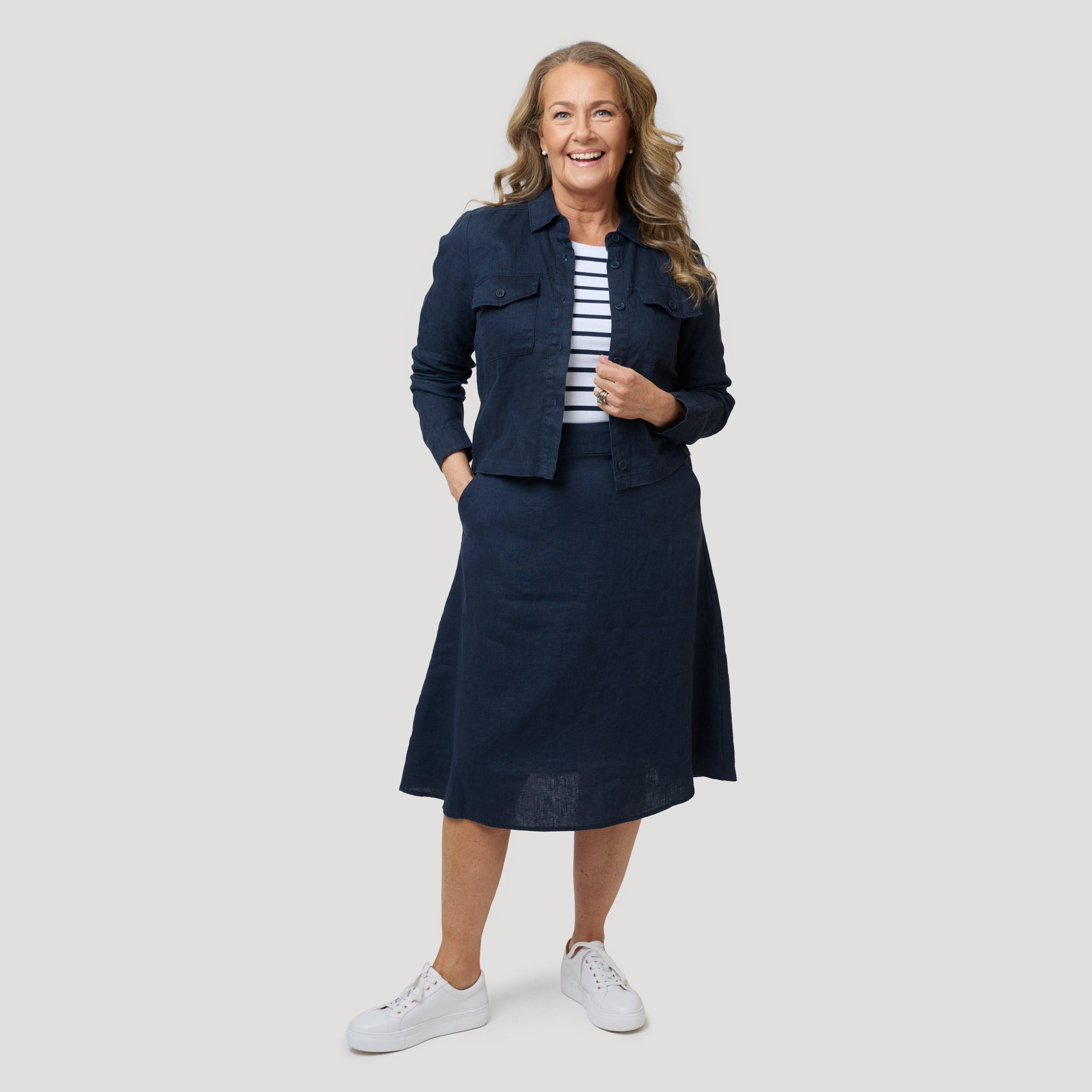 Blå linnejacka och kjol