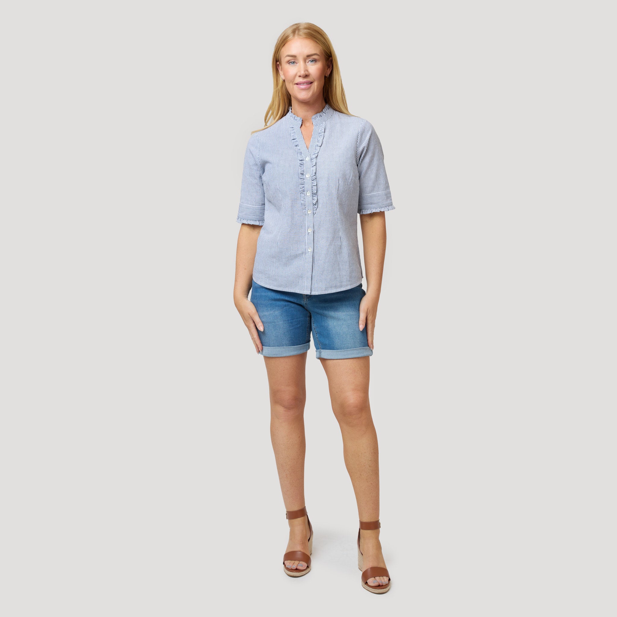 Blus med liten volang till denimshorts