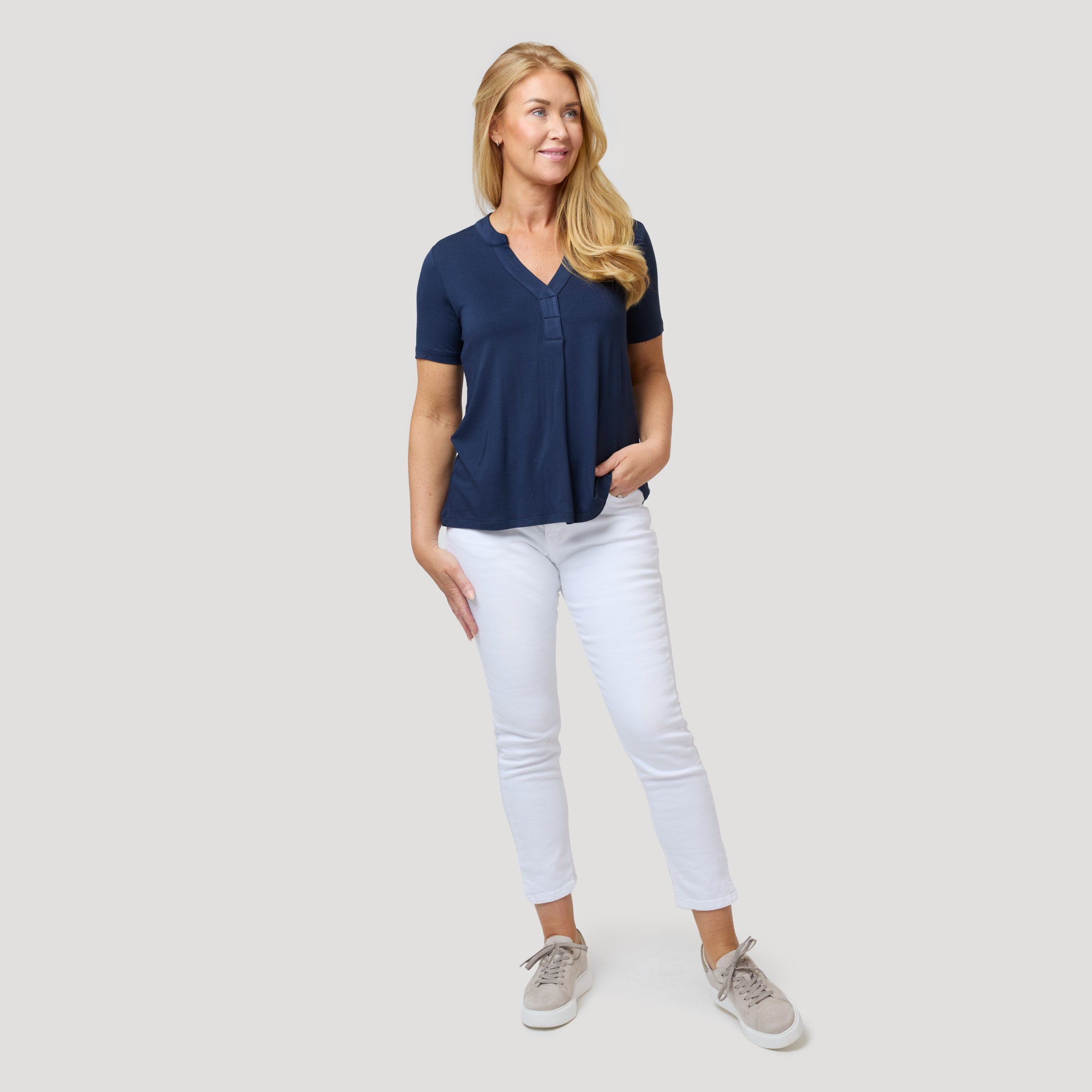 Mörkblå trikåtopp till vita jeans