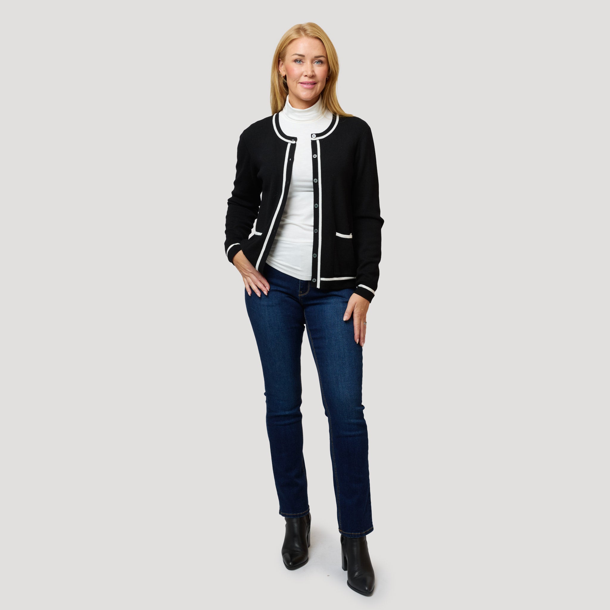 Svart-vit bas till jeans