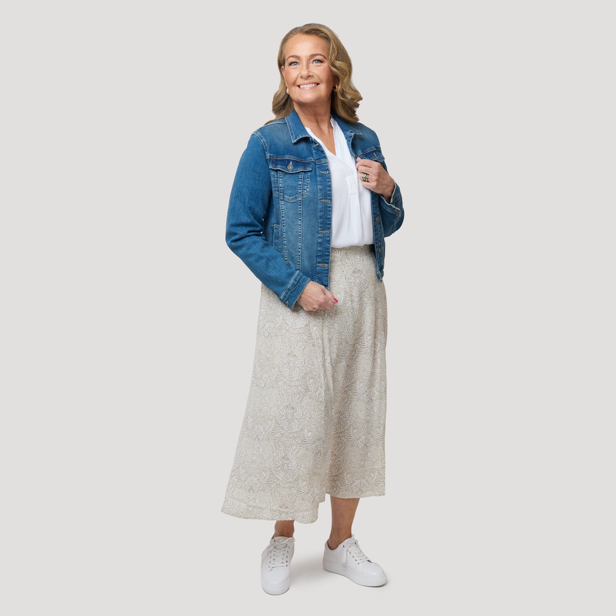 Jeansjacka till beigemönstrad kjol