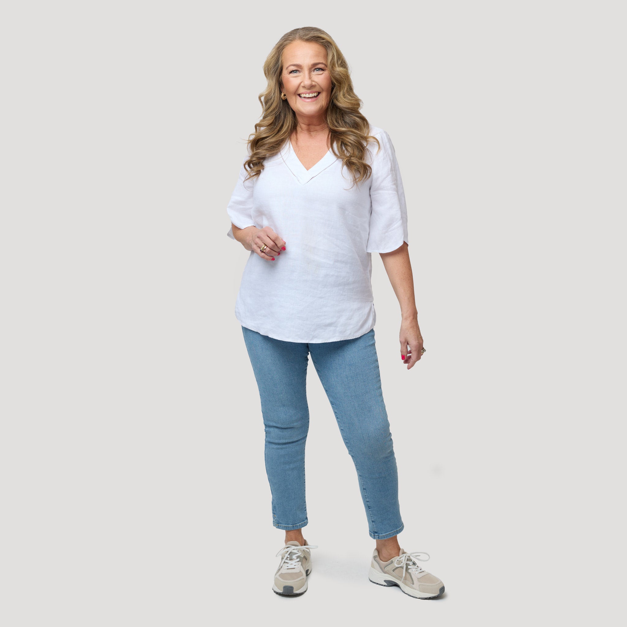 Vit linneblus till ljusblå jeans