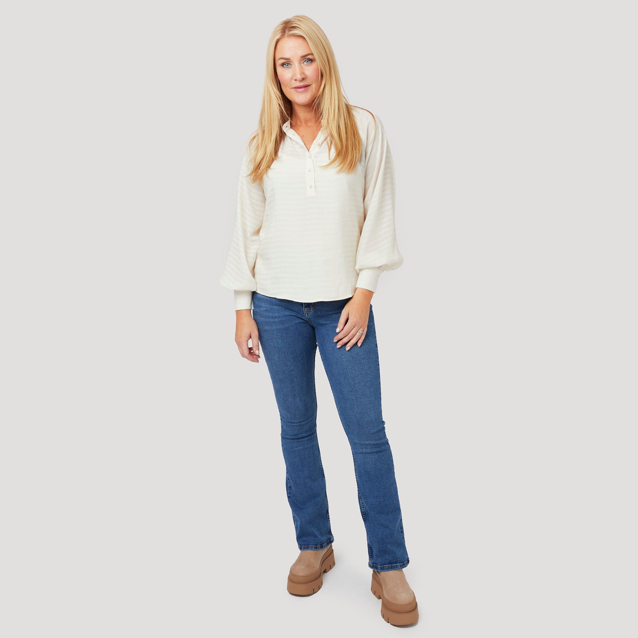 Skir blus med bootcutjeans