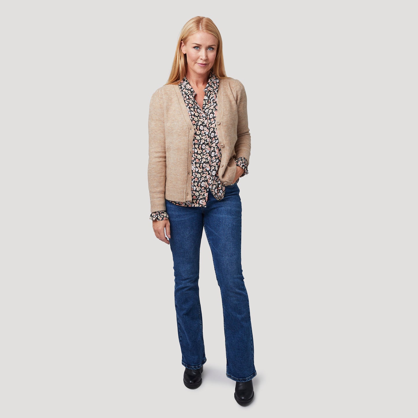 Blommig blus med v-ringad kofta och bootcut jeans